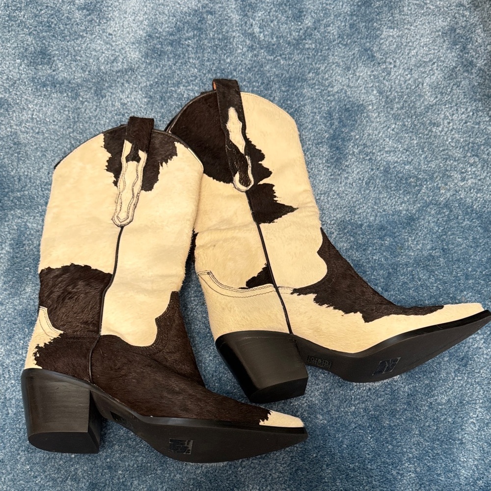 Revolve Cowhide Western Boots - Black and Cream